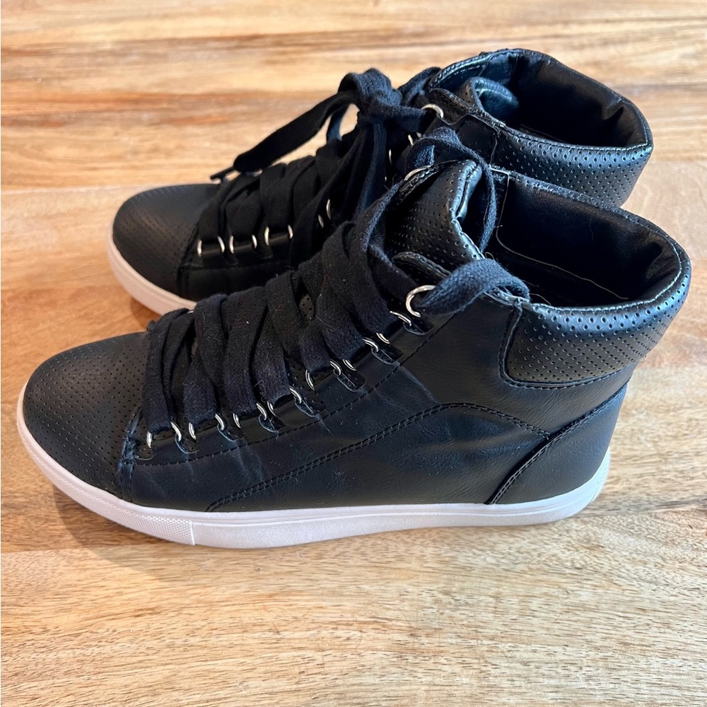 Steve Madden. Back and white leather, women’s 6.5